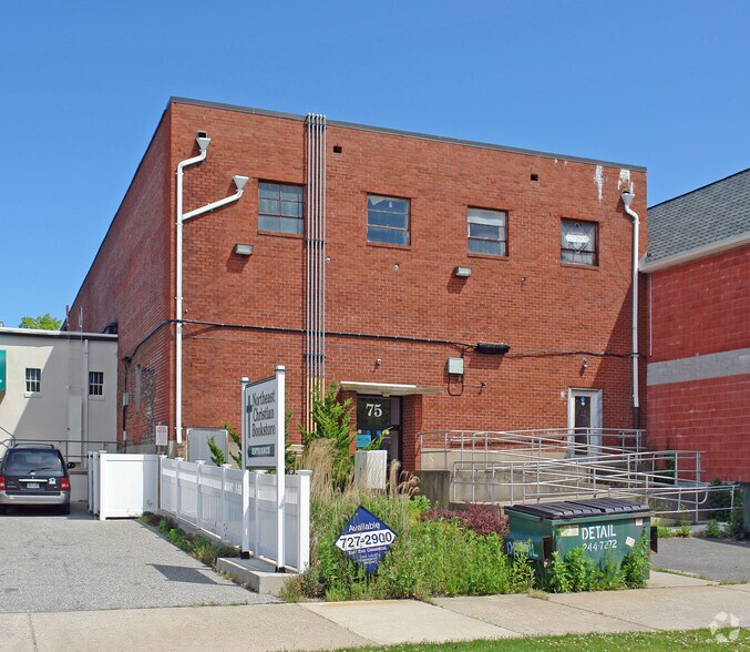 71-83 E Main St, Riverhead, NY à louer - Photo du bâtiment - Image 3 de 3