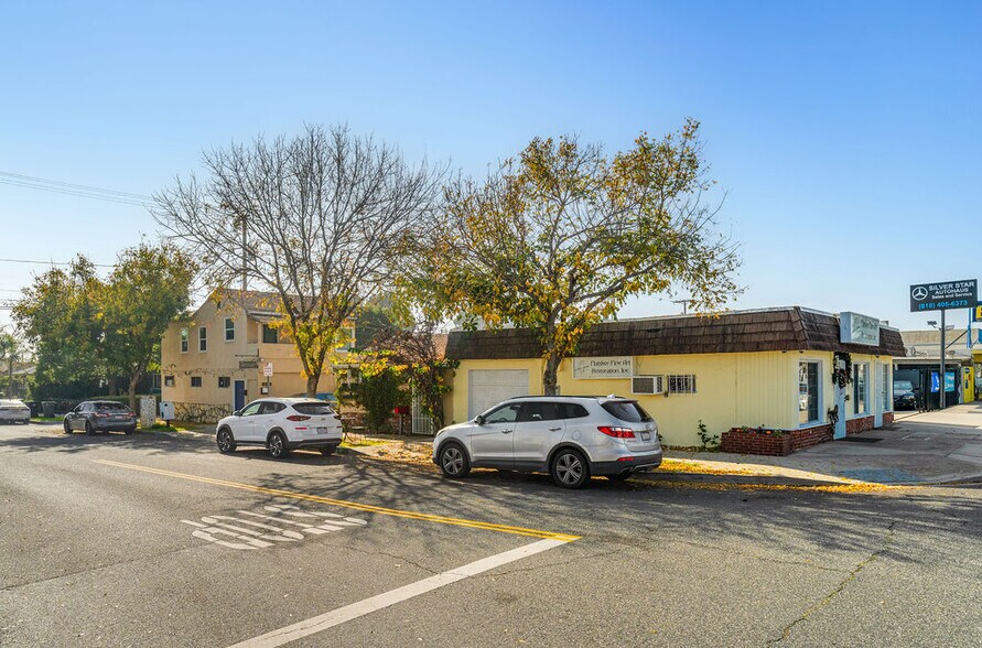 2200 W Burbank Blvd, Burbank, CA à vendre - Photo du bâtiment - Image 2 de 32