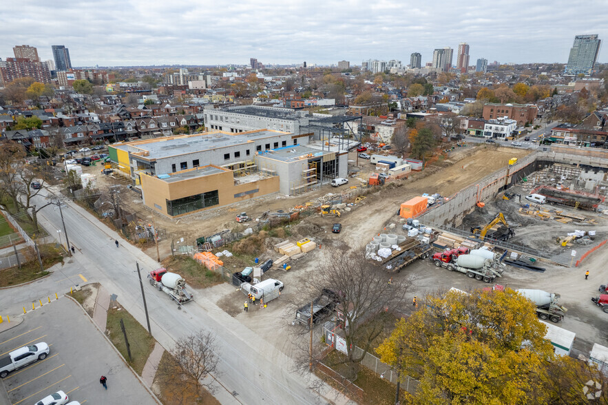 1141 Bloor St W, Toronto, ON à louer - Photo du bâtiment - Image 2 de 5