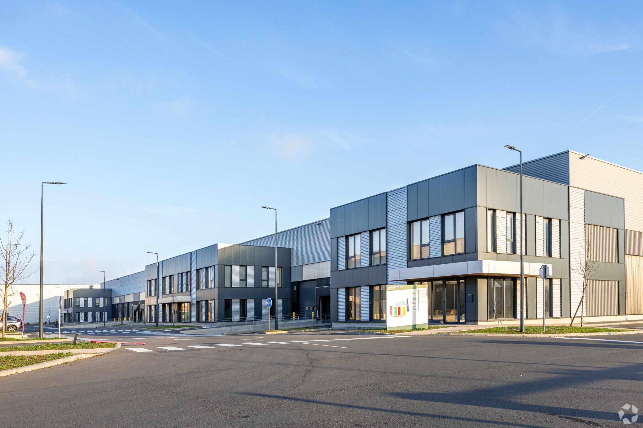 51 Rue Du Commandant Rolland, Le Bourget for lease Primary Photo- Image 1 of 7