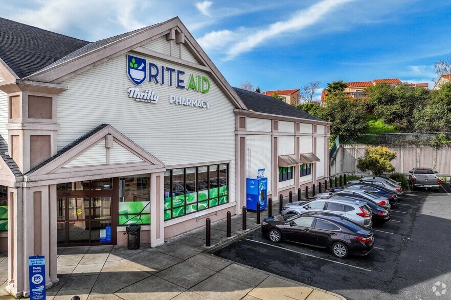 1560 Sycamore Ave, Hercules, CA à louer - Photo du bâtiment - Image 3 de 6