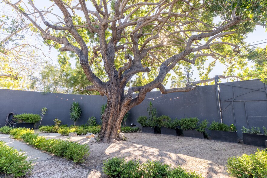 5761 W Adams Blvd, Los Angeles, CA à louer - Photo du bâtiment - Image 3 de 8
