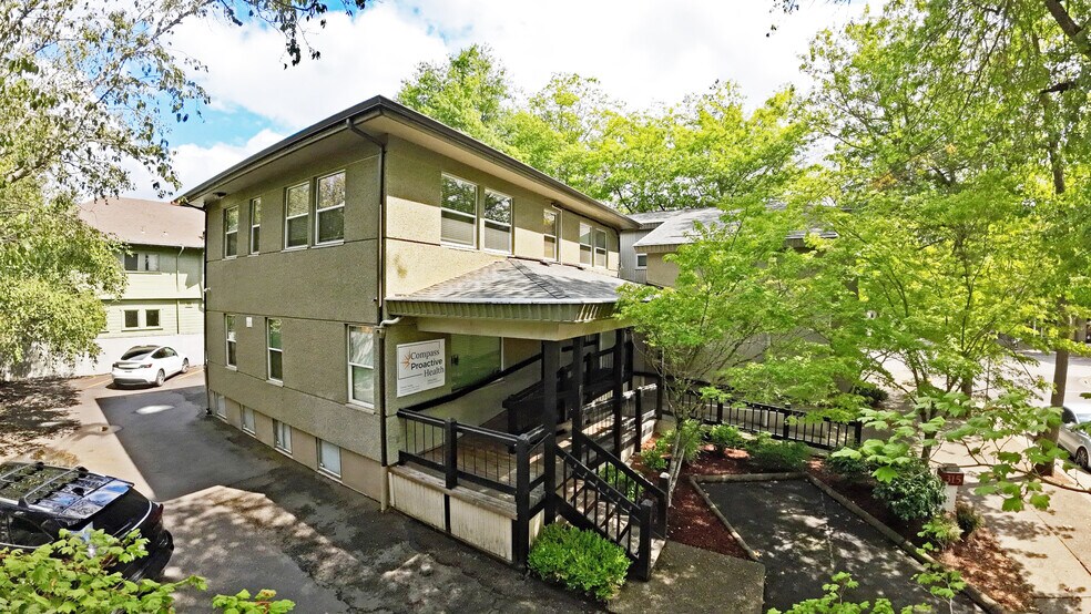 315 W Broadway Office Building + Lot portefeuille de 2 propriétés à vendre sur LoopNet.ca - Photo du bâtiment - Image 2 de 23