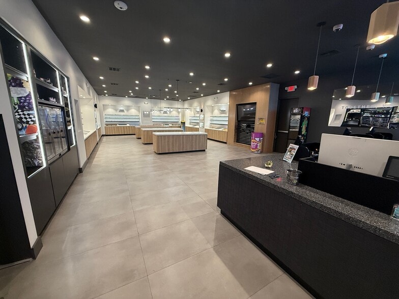 2301 Newport Blvd, Costa Mesa, CA for lease - Building Photo - Image 2 of 16