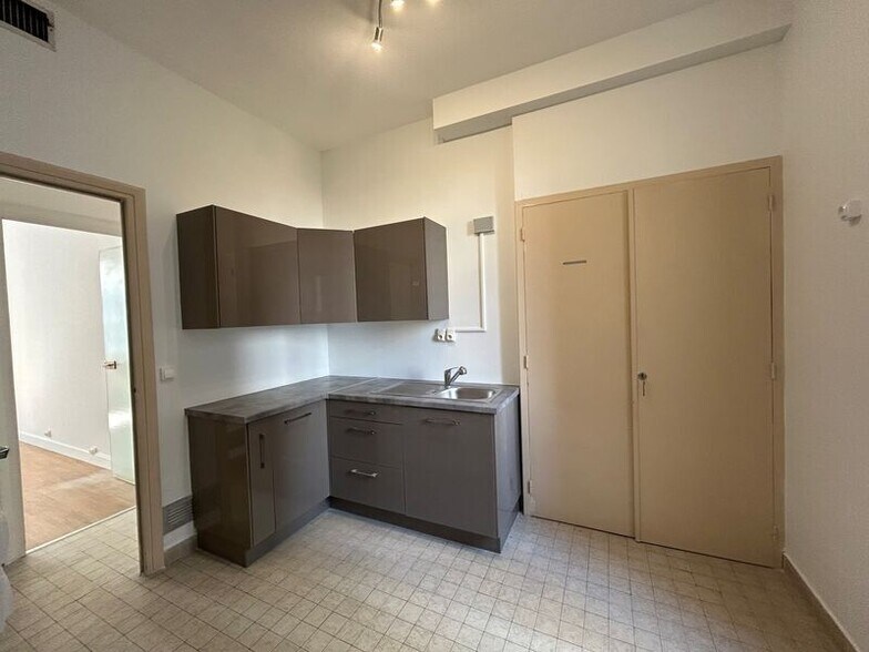 Office in Lyon for lease - Interior Photo - Image 2 of 8
