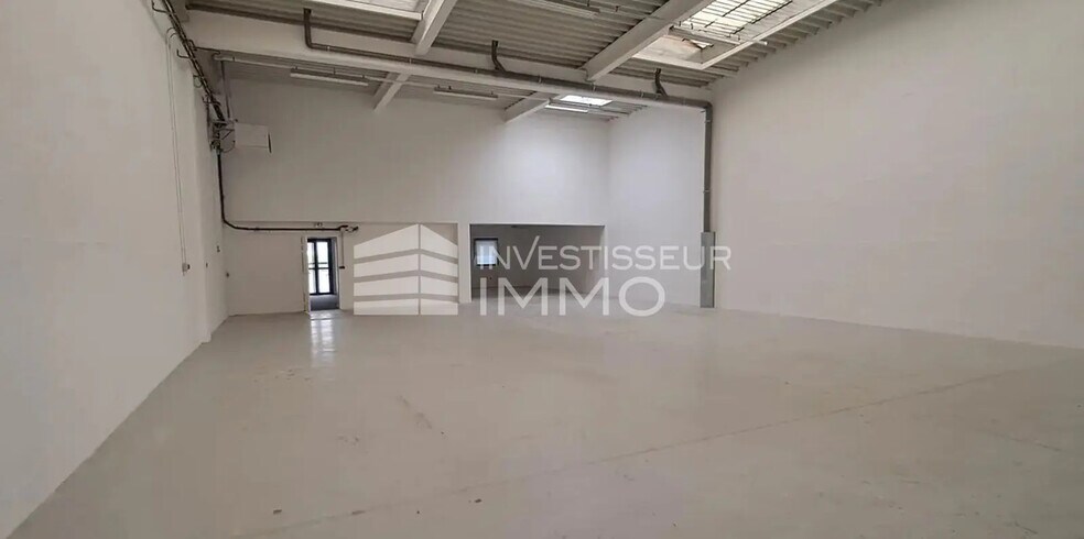 Flex in Lieusaint for lease - Interior Photo - Image 1 of 3