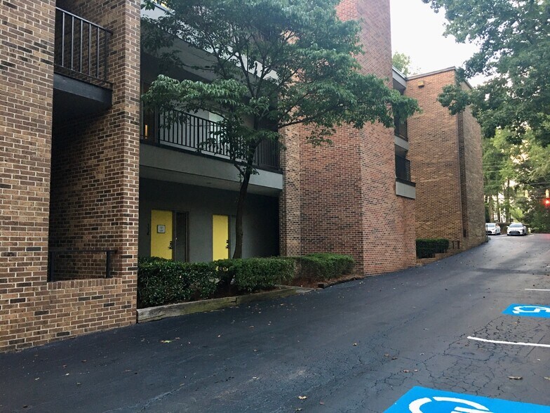 325 Hammond Dr, Sandy Springs, GA à louer - Photo du bâtiment - Image 2 de 9