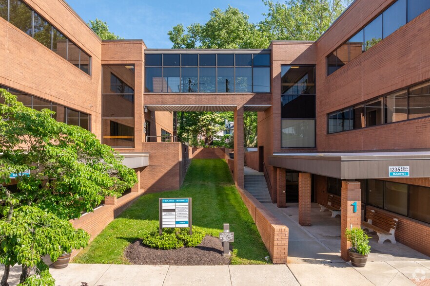 1235 Penn Ave, Wyomissing, PA à louer - Photo principale - Image 1 de 12