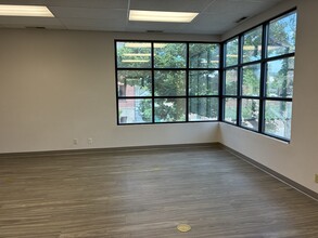33 N 1st St, Ashland, OR for lease Interior Photo- Image 2 of 11