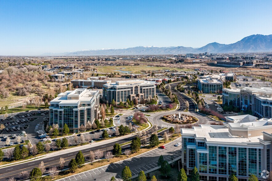 10855 S River Front Pky, South Jordan, UT à louer - Photo du bâtiment - Image 2 de 4