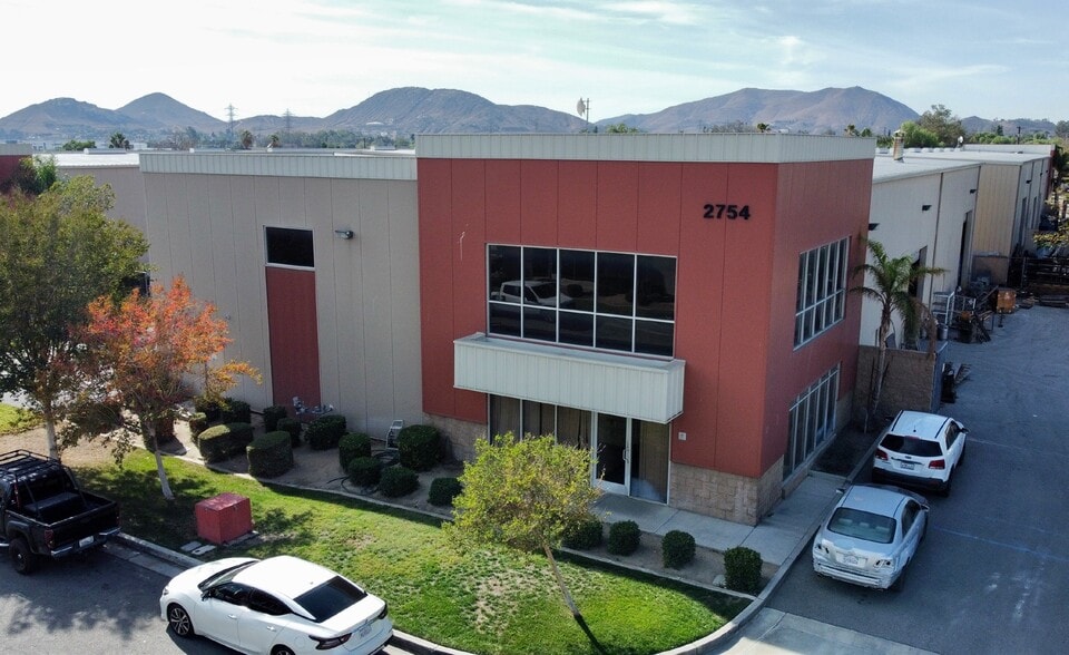2754 S Vista Ave, Rialto, CA à louer - Photo du bâtiment - Image 2 de 5