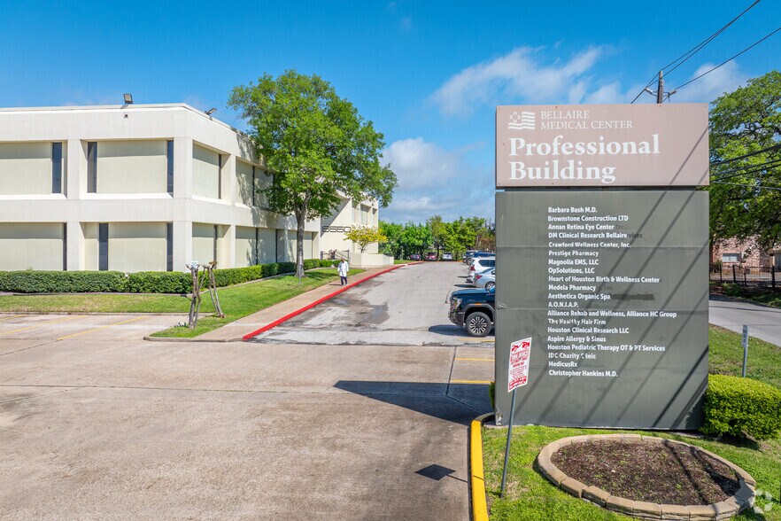 6550 Mapleridge St, Houston, TX à louer - Photo du bâtiment - Image 3 de 11