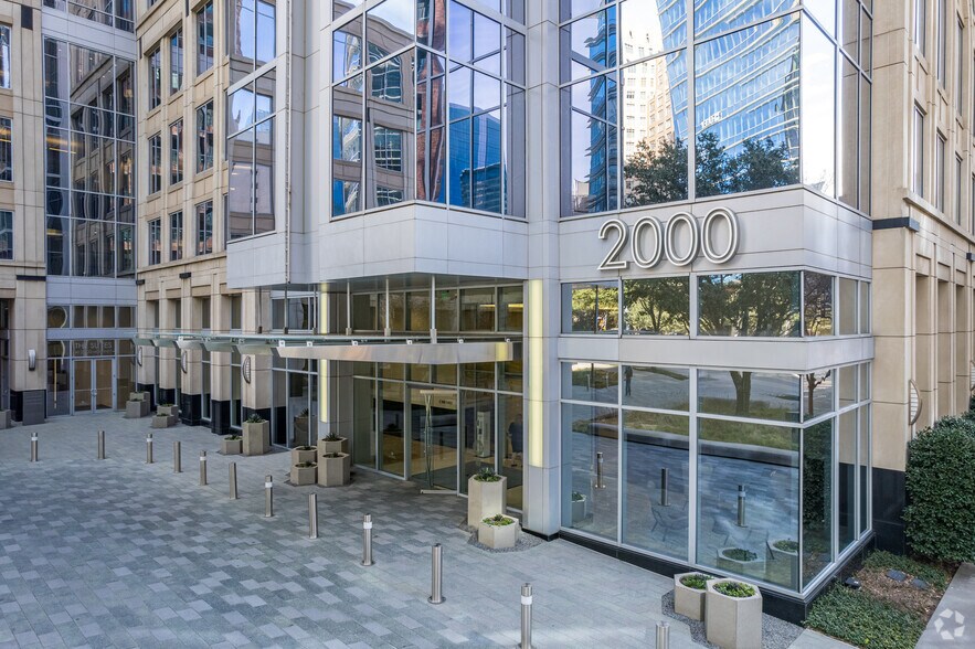 2000 McKinney Ave, Dallas, TX à louer - Photo du bâtiment - Image 2 de 16