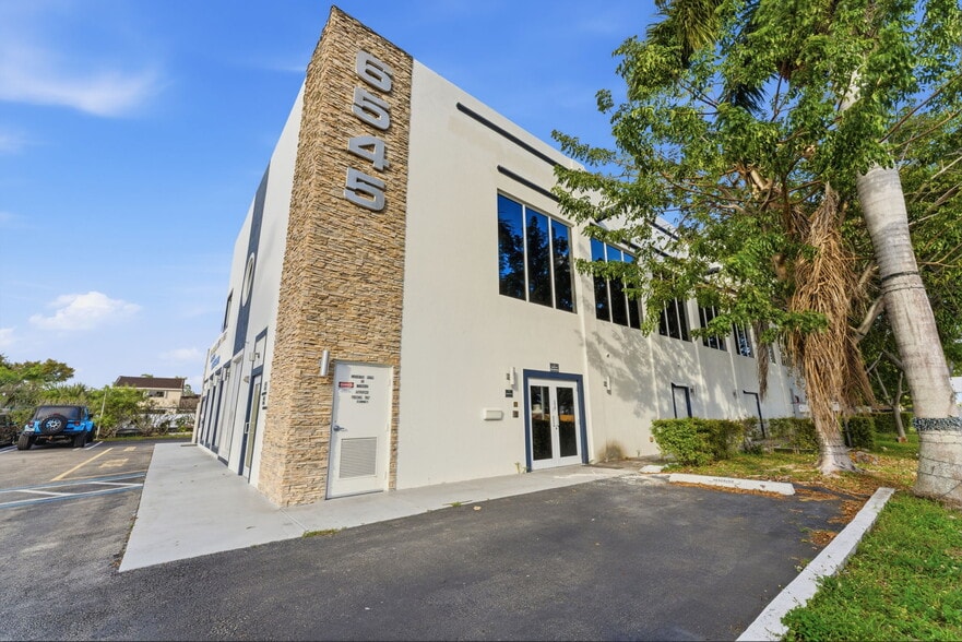 6545 NW 169th St, Hialeah, FL for sale - Building Photo - Image 3 of 90