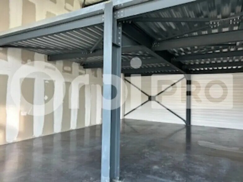 Retail in Limas for lease - Interior Photo - Image 3 of 4