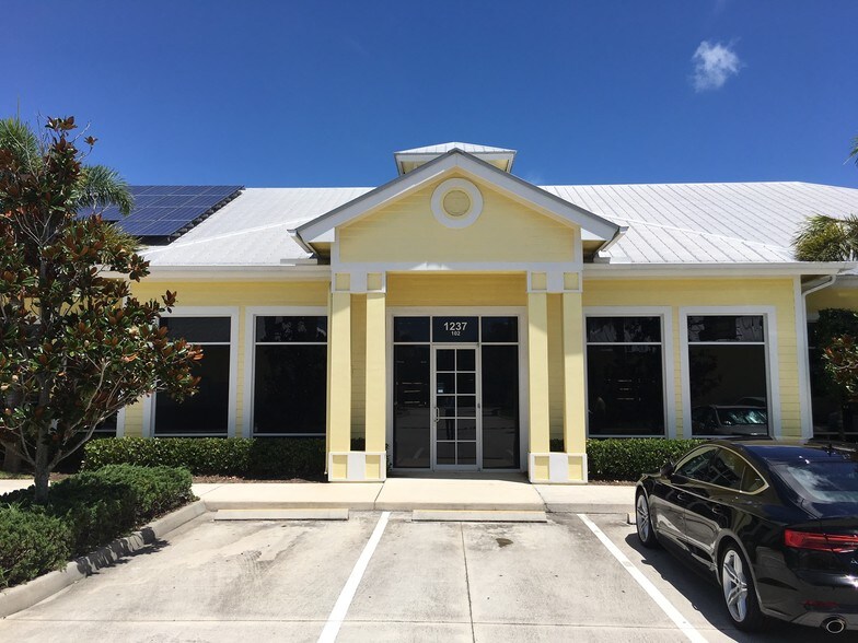 1237 SE Indian St, Stuart, FL à vendre - Photo du bâtiment - Image 3 de 10
