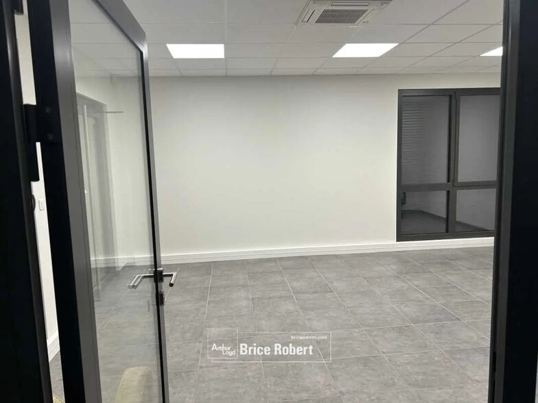 Bureau dans Chassieu à louer - Photo du bâtiment - Image 2 de 20