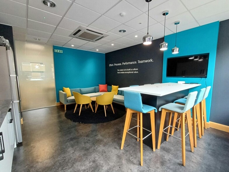 Balcombe Rd, Crawley for lease - Building Photo - Image 3 of 8