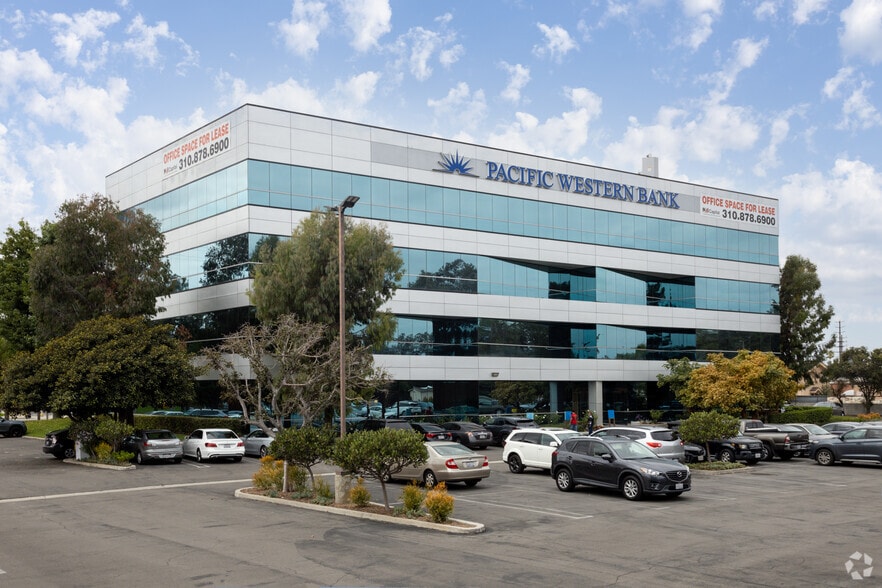 1025 W 190th St, Gardena, CA à louer - Photo du bâtiment - Image 2 de 4