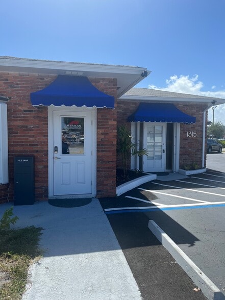 1315 N Dixie Hwy, Lake Worth, FL for lease - Building Photo - Image 2 of 21