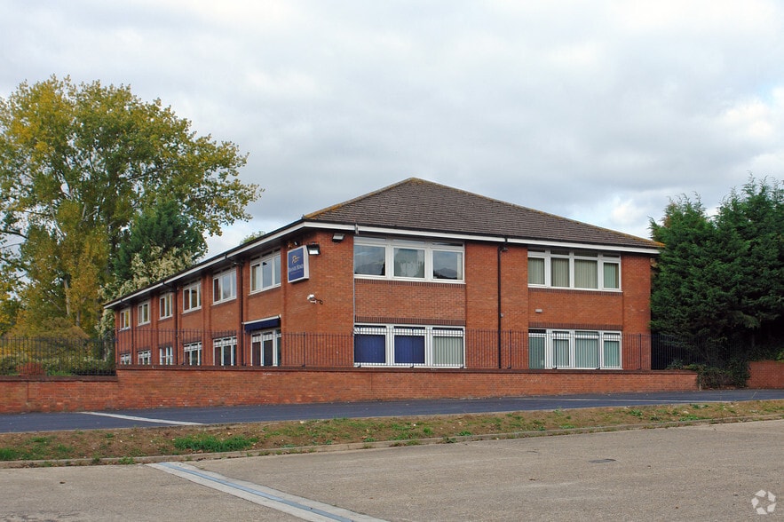 Riverside, Wooburn Green for lease - Building Photo - Image 2 of 5