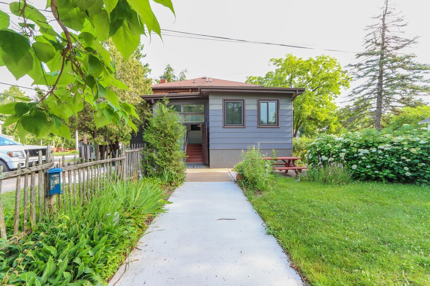 109 W Lake St, Waupaca, WI à vendre - Photo du bâtiment - Image 3 de 52