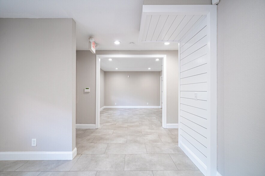 5105 Memorial Hwy, Tampa, FL à louer - Photo du bâtiment - Image 3 de 33