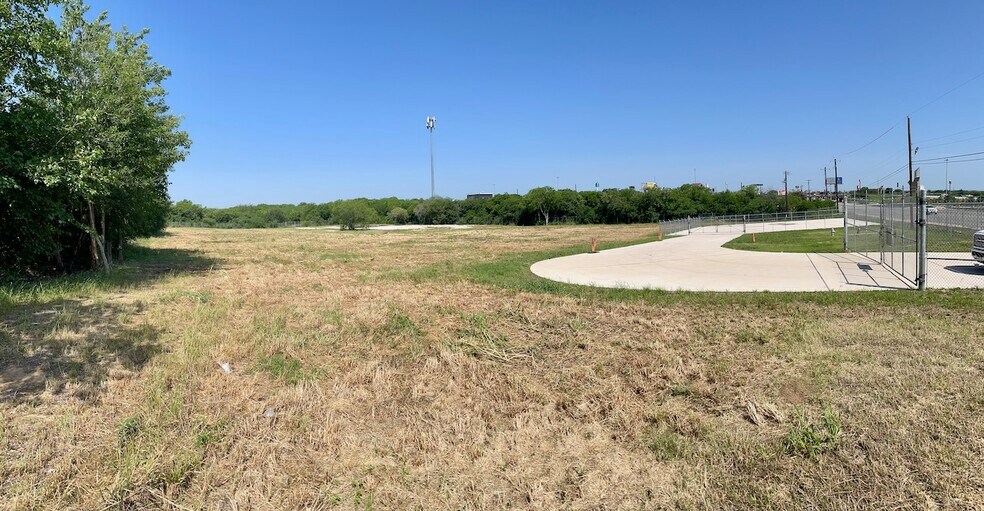 W Military Dr & Hwy 90, San Antonio, TX à vendre - Photo du bâtiment - Image 3 de 14