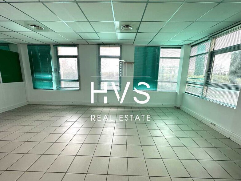1090 Rue René Descartes, Aix-en-Provence for lease - Interior Photo - Image 2 of 4