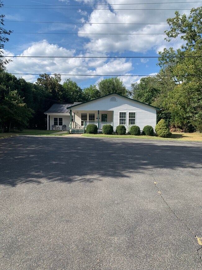 Plus de détails pour 2471 Rockfish Valley Hwy, Nellysford, VA - Bureau à vendre