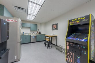 2850 NE Kendallwood Pky, Kansas City, MO à vendre Photo du bâtiment- Image 2 de 9