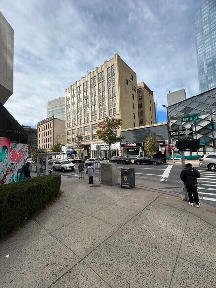 175 Main St, White Plains, NY à louer - Photo du bâtiment - Image 3 de 11