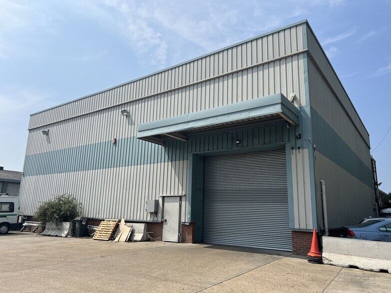 690 London Rd, Grays à louer - Photo du bâtiment - Image 2 de 2