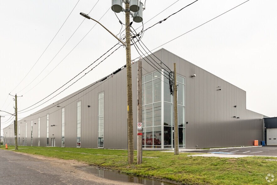 377-385 Rue Dupuy, Québec, QC for lease - Building Photo - Image 2 of 9