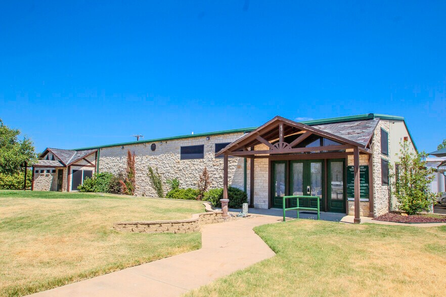 5101 E University Dr, Denton, TX à louer - Photo du bâtiment - Image 1 de 10