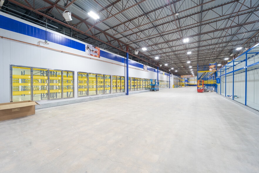 11711 IH 35 N, San Antonio, TX for lease - Building Photo - Image 3 of 8