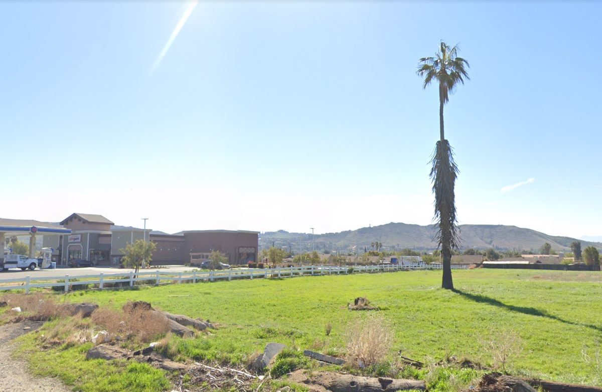 8290 Mission Blvd, Jurupa Valley, CA à louer Photo du bâtiment- Image 1 de 3