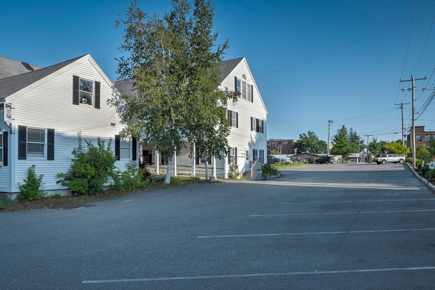 Office & Retail Space portfolio of 2 properties for sale on LoopNet.ca - Primary Photo - Image 2 of 8