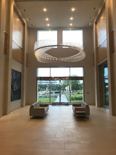 2000 Sierra Point Pky, Brisbane, CA à louer - Hall d’entrée - Image 3 de 26