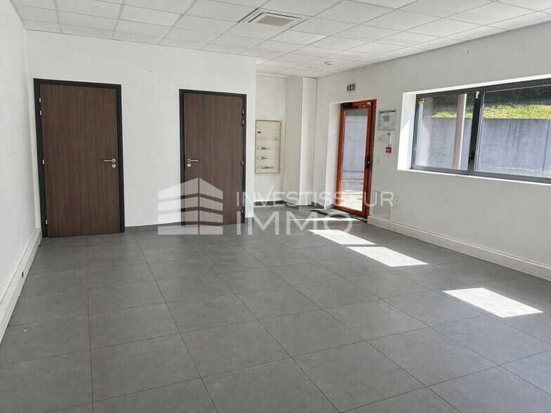 Flex in Palaiseau for lease - Interior Photo - Image 3 of 4