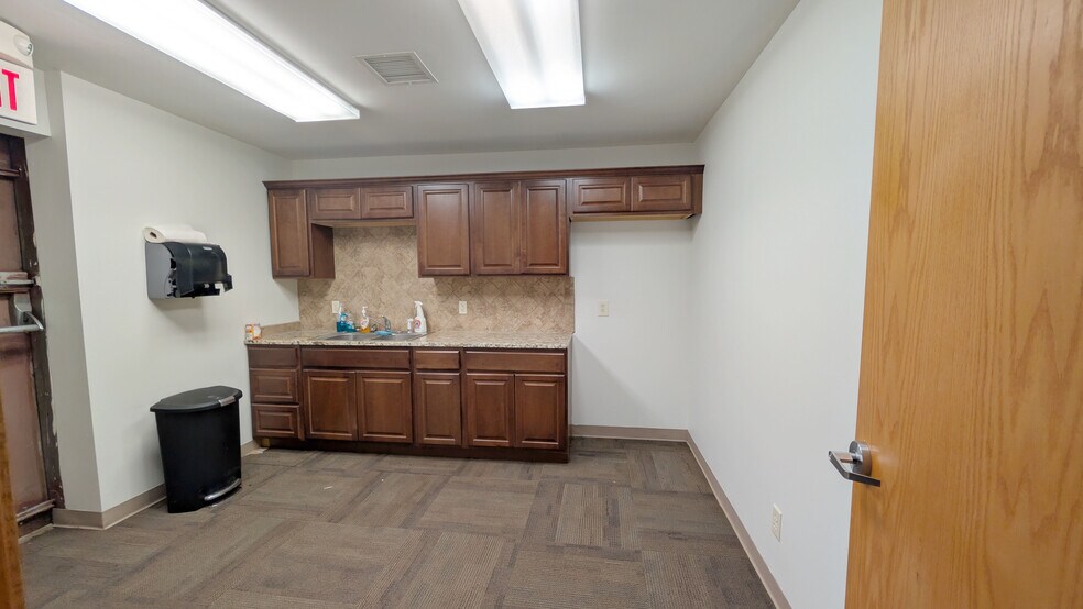 2460 S Meridian Ave, Wichita, KS à vendre - Photo intérieure - Image 2 de 6