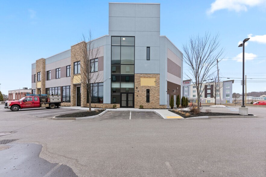 56 Maine Mall Rd, South Portland, ME à louer - Photo du bâtiment - Image 2 de 6