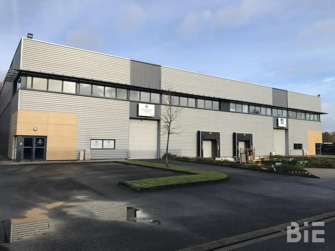 Flex in SAINT-JEAN-D'ILLAC for lease Building Photo- Image 1 of 6