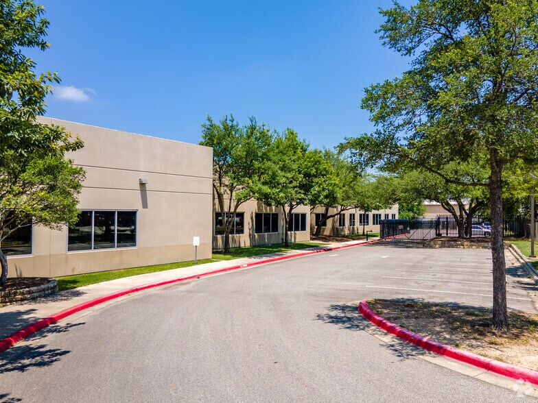 5555 Northwest Pky, San Antonio, TX à louer - Photo du bâtiment - Image 3 de 66