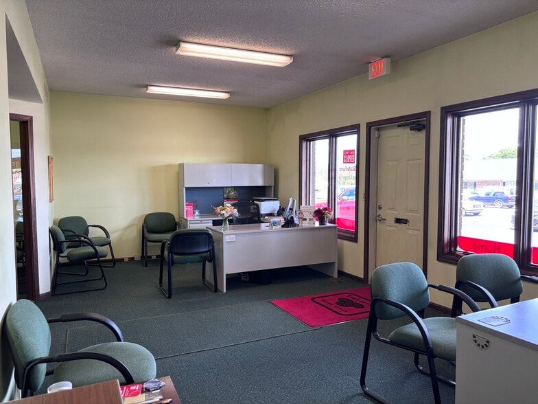 814 S Main St, Lapeer, MI for lease - Building Photo - Image 2 of 19