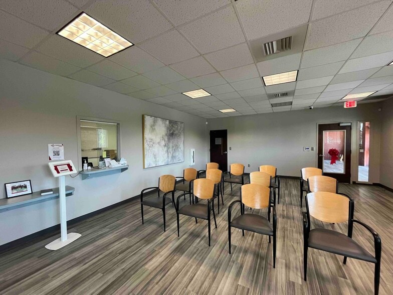 1664 Forestdale Blvd, Birmingham, AL for sale - Interior Photo - Image 3 of 8