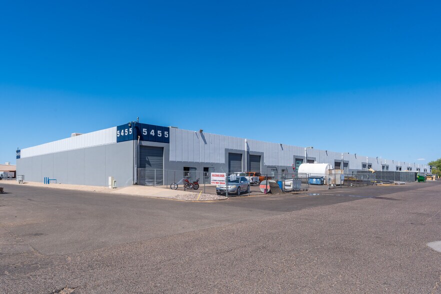 5455 N 51st Ave, Glendale, AZ à louer - Photo du bâtiment - Image 2 de 3