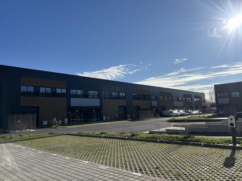 Industriel dans Trappes à louer - Photo du bâtiment - Image 2 de 17