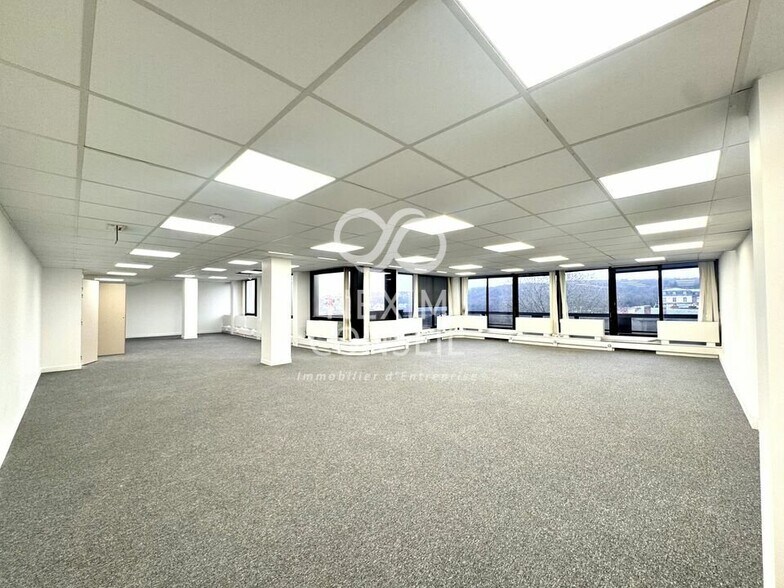 Office in Saint-Cloud for lease - Interior Photo - Image 2 of 8