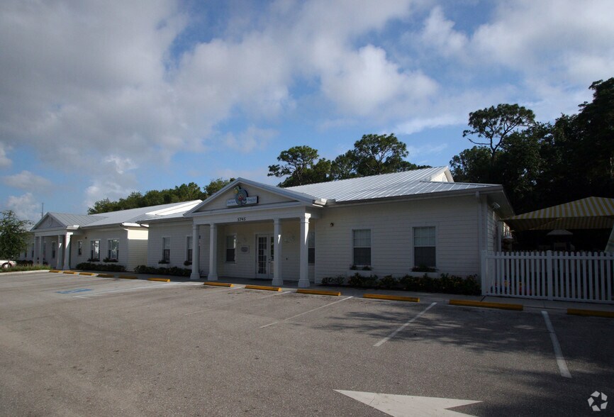 5745 Rosin Way, Sarasota, FL à vendre - Photo du bâtiment - Image 2 de 13